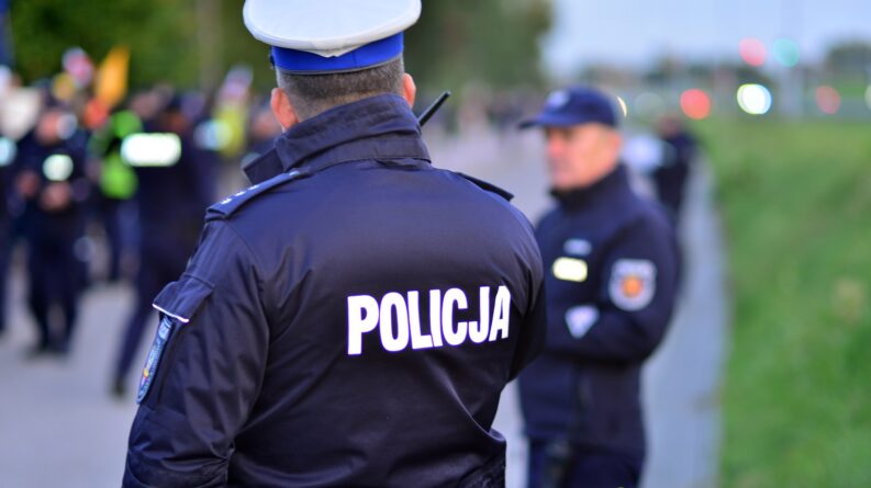 Zadzwonił na policję, że jest poszukiwany i czeka na patrol