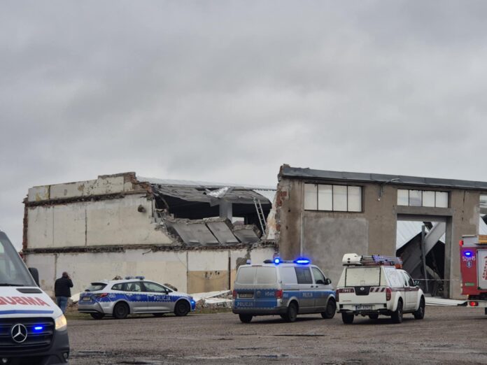 PILNE! Zawalił się dach hali w Mławie